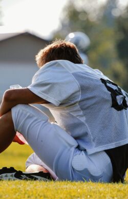 concussion-head-injury-football-player-student-young